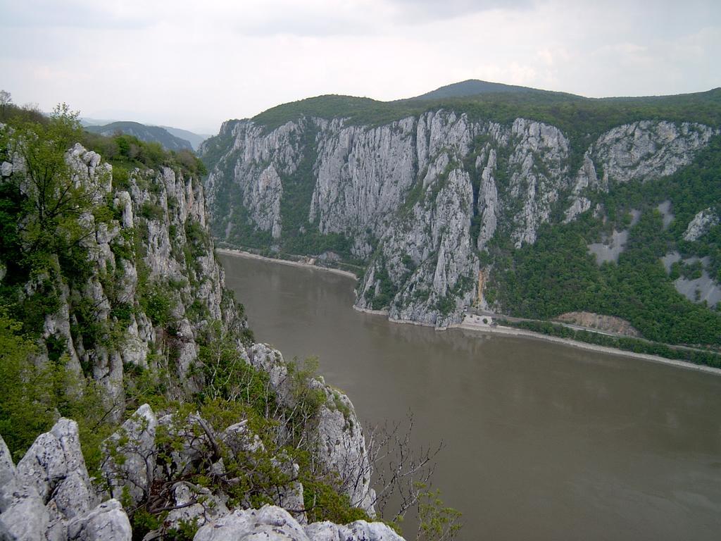 Отель Mai Danube Ешелница Экстерьер фото