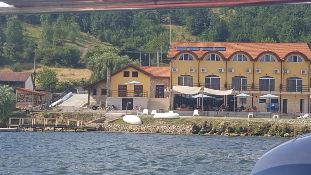Отель Mai Danube Ешелница Экстерьер фото